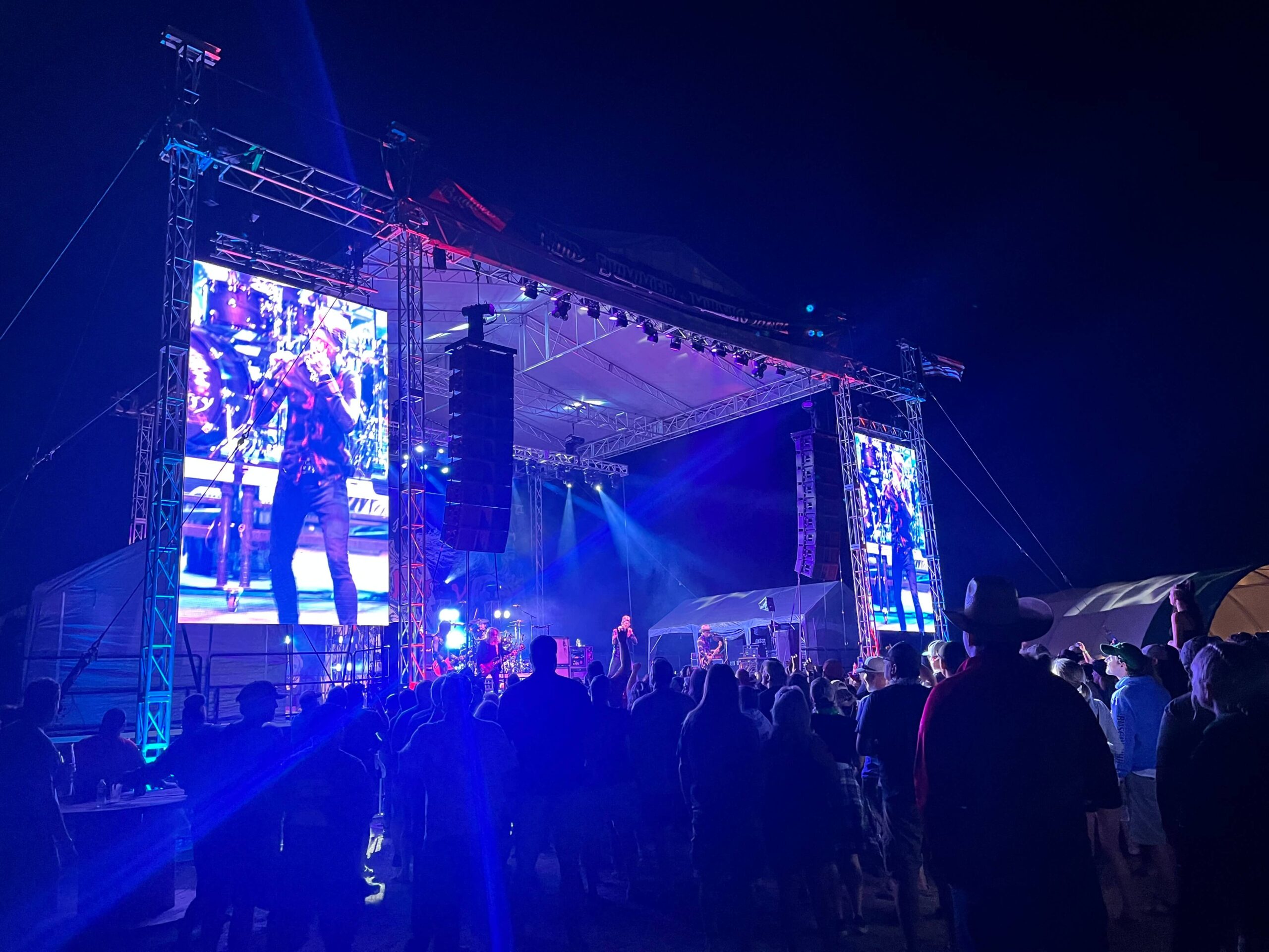 Mobile professional concert equipment rental services: A wide range of audio, lighting, and stage equipment available for rent, with a focus on high-quality gear for concerts and events